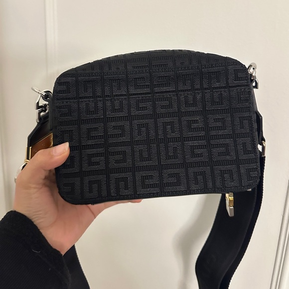 Men’s Givenchy Antigona U Camera Bag - Picture 5 of 16